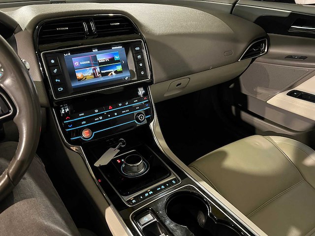 Jaguar xe 2.0 d portfolio, hv-350-r - afbeelding 2 van  12