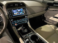 Jaguar xe 2.0 d portfolio, hv-350-r - afbeelding 2 van  12