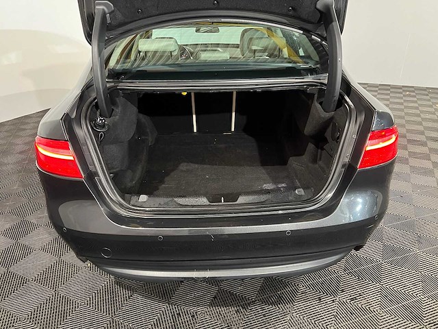 Jaguar xe 2.0 d portfolio, hv-350-r - afbeelding 7 van  12