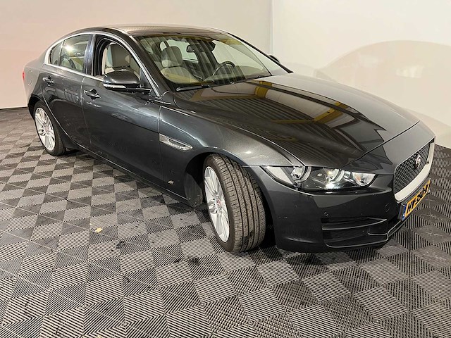 Jaguar xe 2.0 d portfolio, hv-350-r - afbeelding 9 van  12