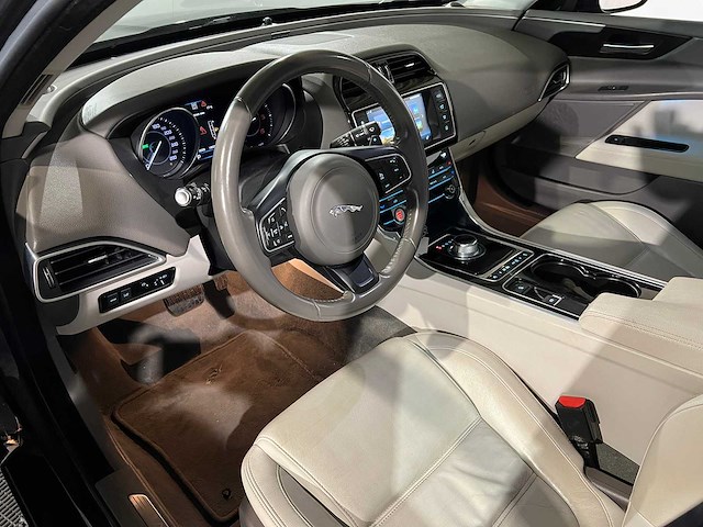 Jaguar xe 2.0 d portfolio, hv-350-r - afbeelding 10 van  12