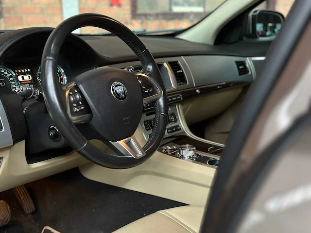 Jaguar xf 2.0 luxury (origineel-nl) 241pk 2015, 8-zkt-10 - afbeelding 7 van  45