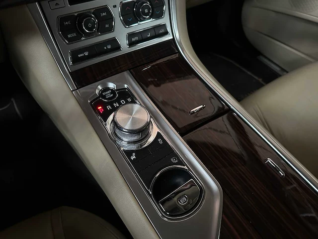 Jaguar xf 2.0 luxury (origineel-nl) 241pk 2015, 8-zkt-10 - afbeelding 18 van  45