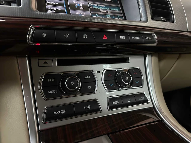 Jaguar xf 2.0 luxury (origineel-nl) 241pk 2015, 8-zkt-10 - afbeelding 19 van  45
