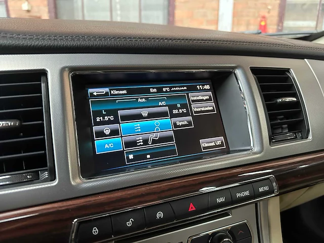Jaguar xf 2.0 luxury (origineel-nl) 241pk 2015, 8-zkt-10 - afbeelding 24 van  45