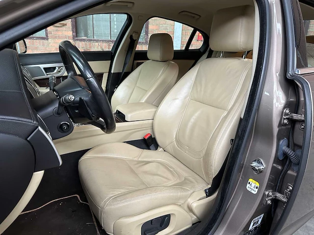 Jaguar xf 2.0 luxury (origineel-nl) 241pk 2015, 8-zkt-10 - afbeelding 32 van  45