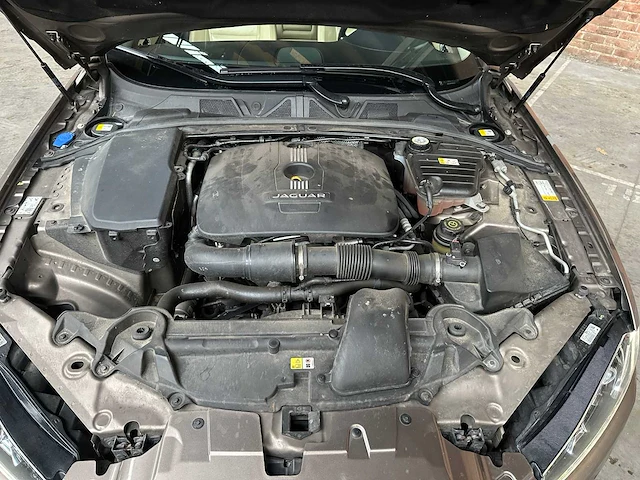 Jaguar xf 2.0 luxury (origineel-nl) 241pk 2015, 8-zkt-10 - afbeelding 37 van  45