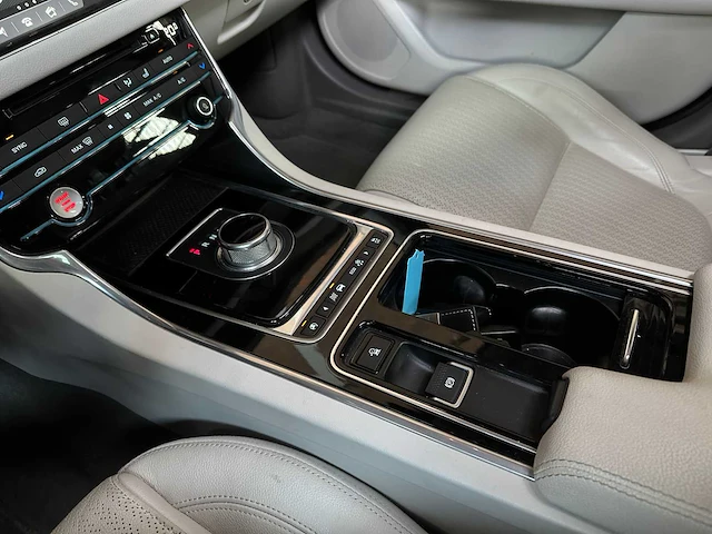 Jaguar xf 2.0d portfolio 179pk 2017, nd-065-g - afbeelding 18 van  43