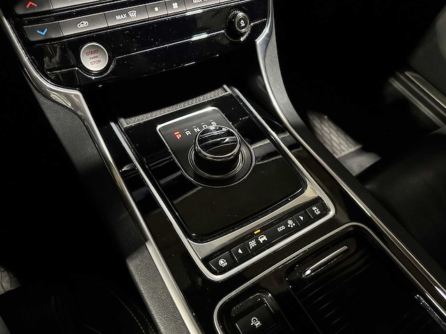 Jaguar xf sportbrake 2.0d portfolio 179pk 2017 (origineel-nl), pz-465-j - afbeelding 16 van  45