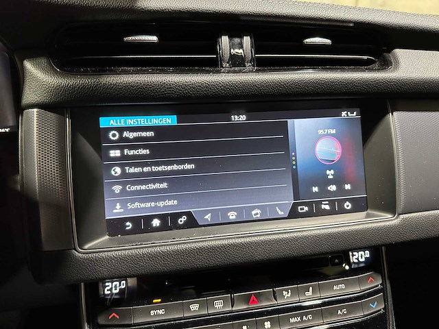 Jaguar xf sportbrake 2.0d portfolio 179pk 2017 (origineel-nl), pz-465-j - afbeelding 26 van  45