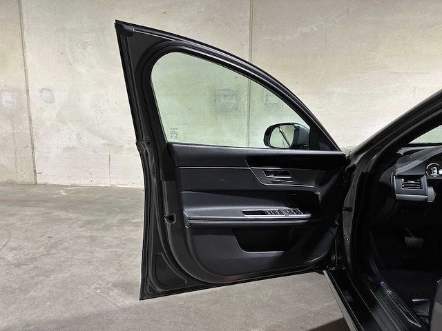 Jaguar xf sportbrake 2.0d portfolio 179pk 2017 (origineel-nl), pz-465-j - afbeelding 27 van  45