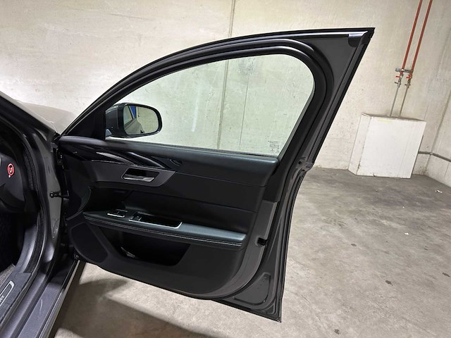 Jaguar xf sportbrake 2.0d portfolio 179pk 2017 (origineel-nl), pz-465-j - afbeelding 31 van  45