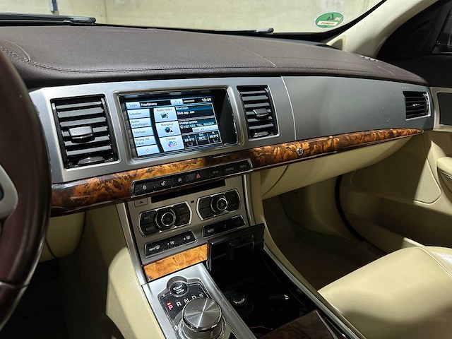 Jaguar xf sportbrake 3.0d v6 s 275pk 2014, h-699-xt - afbeelding 22 van  46