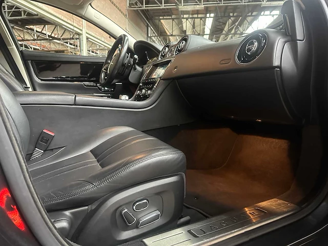 Jaguar xj 2.0 premium luxury 240pk 2013 (origineel-nl) - afbeelding 28 van  43
