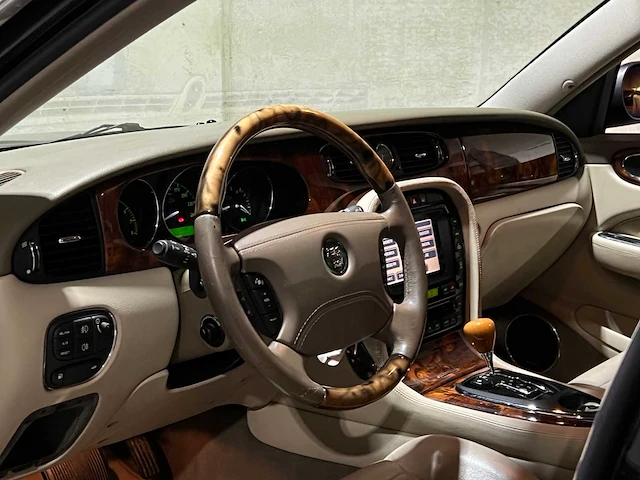 Jaguar xj 3.5 v8 258pk 2003, nl-kenteken - afbeelding 10 van  48