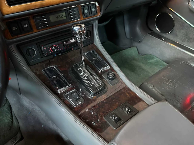 Jaguar xjr-s coupé 6.0 v12 330pk 1993 phase 2 youngtimer - afbeelding 26 van  39