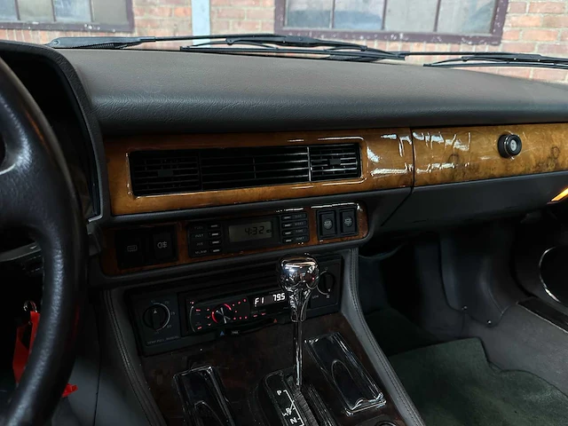 Jaguar xjr-s coupé 6.0 v12 330pk 1993 phase 2 youngtimer - afbeelding 27 van  39