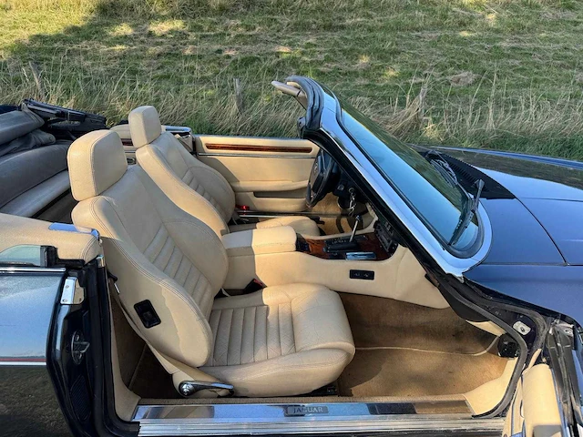 Jaguar xjs 5.3 v12 convertible 1e eigenaar 1702 - afbeelding 34 van  40