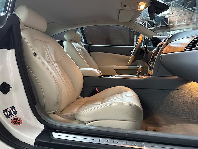 Jaguar xk coupe 4.2 v8 300pk 2006 youngtimer (53.000 km) - afbeelding 31 van  42
