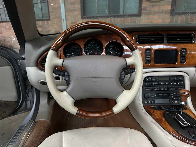 Jaguar xkr 4.0 v8 convertible 363pk 2001 (lpg) , n-457-kk youngtimer - afbeelding 11 van  37