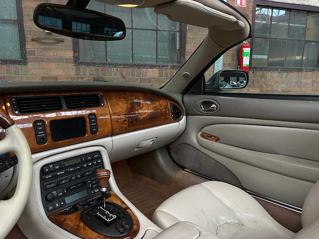 Jaguar xkr 4.0 v8 convertible 363pk 2001 (lpg) , n-457-kk youngtimer - afbeelding 13 van  37