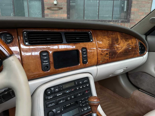 Jaguar xkr 4.0 v8 convertible 363pk 2001 (lpg) , n-457-kk youngtimer - afbeelding 19 van  37