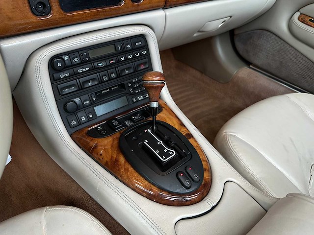 Jaguar xkr 4.0 v8 convertible 363pk 2001 (lpg) , n-457-kk youngtimer - afbeelding 18 van  37