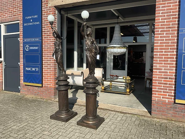 Jansen furniture bronzen standbeeld met lamp (2x) - afbeelding 1 van  8