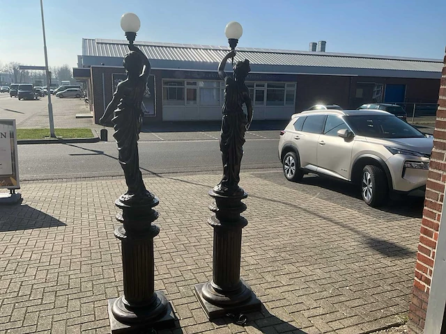 Jansen furniture bronzen standbeeld met lamp (2x) - afbeelding 8 van  8