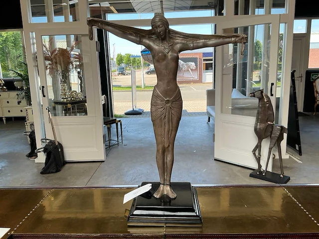 Jansen furniture dame bronzen beeld - afbeelding 1 van  5