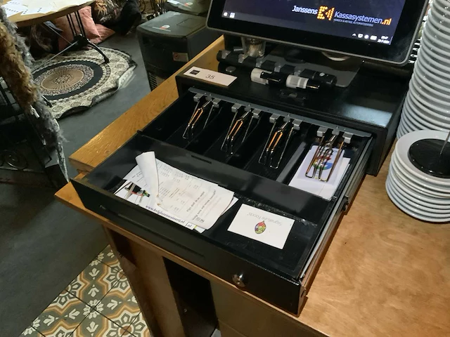 Janssens kassa/keuken/restaurantsysteem met doorgifte monitoren - afbeelding 12 van  18