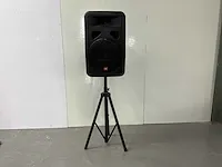 Jbl eon15 powered speaker op statief speaker