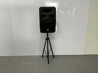 Jbl eon15 powered speaker op statief speaker