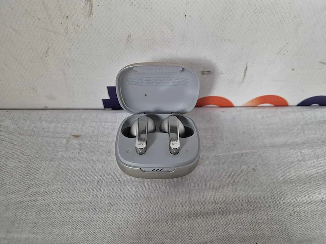 Jbl live pro 2 tws - volledig draadloze oordopjes - zilver - afbeelding 3 van  3