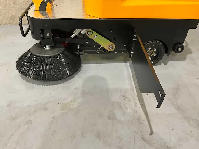 Jcb - 2025 - b4 - zelfrijdende opzitveegmachine - afbeelding 6 van  30