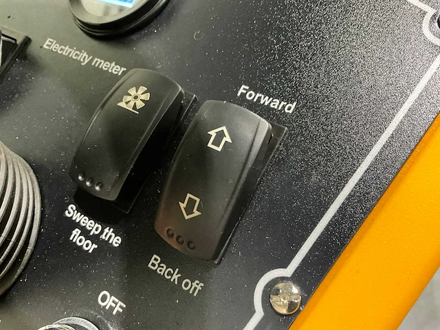 Jcb - 2025 - b4 - zelfrijdende opzitveegmachine - afbeelding 10 van  30