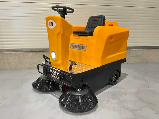 Jcb - 2025 - b4 - zelfrijdende opzitveegmachine - afbeelding 1 van  30