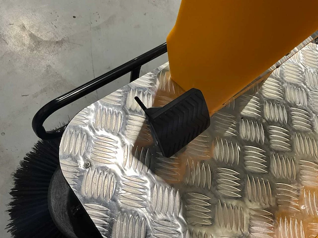 Jcb - 2025 - b4 - zelfrijdende opzitveegmachine - afbeelding 15 van  30