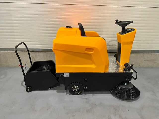 Jcb - 2025 - b4 - zelfrijdende opzitveegmachine - afbeelding 16 van  30