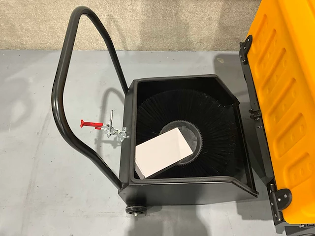 Jcb - 2025 - b4 - zelfrijdende opzitveegmachine - afbeelding 17 van  30