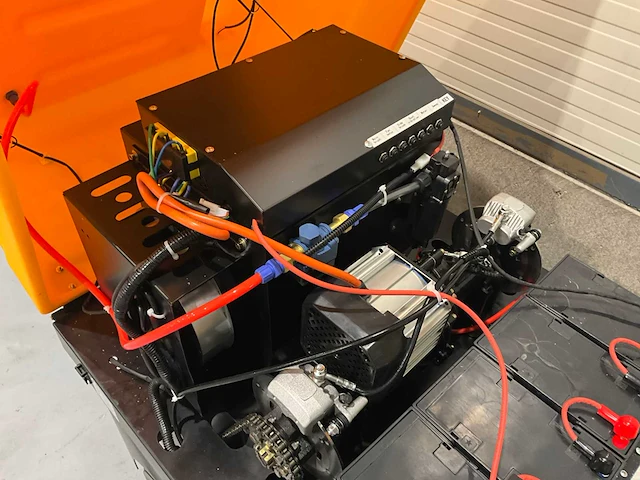 Jcb - 2025 - b4 - zelfrijdende opzitveegmachine - afbeelding 20 van  30