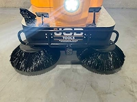 Jcb - 2025 - b4 - zelfrijdende opzitveegmachine - afbeelding 27 van  30