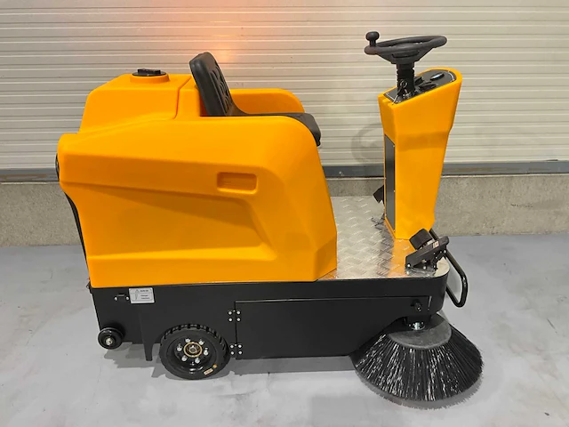 Jcb - 2025 - b4 - zelfrijdende opzitveegmachine - afbeelding 29 van  30