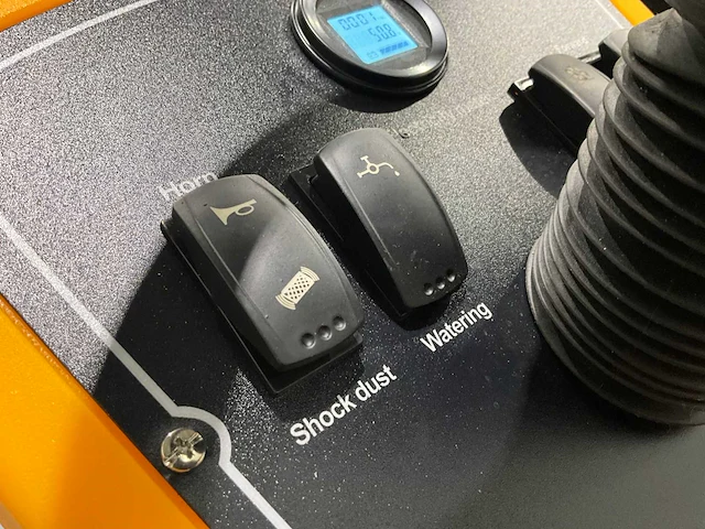 Jcb - 2025 - b4 - zelfrijdende opzitveegmachine - afbeelding 9 van  30