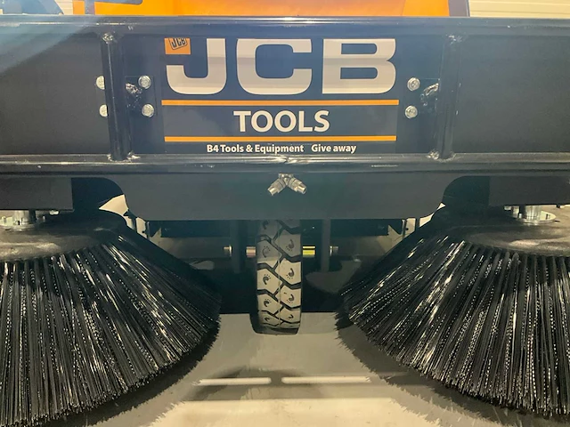 Jcb - 2025 - b4 - zelfrijdende opzitveegmachine - afbeelding 21 van  30