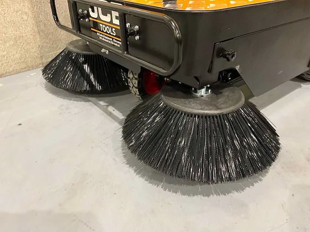 Jcb - 2025 - b4 - zelfrijdende opzitveegmachine - afbeelding 4 van  30