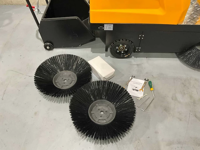 Jcb - 2025 - b4 - zelfrijdende opzitveegmachine - afbeelding 18 van  30