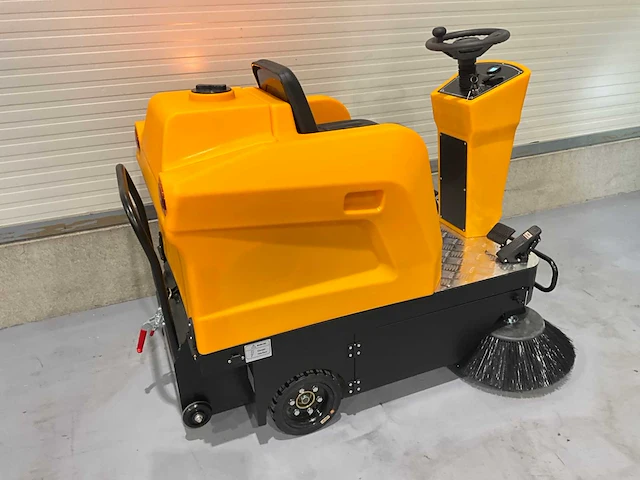 Jcb - 2025 - b4 - zelfrijdende opzitveegmachine - afbeelding 28 van  30