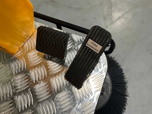 Jcb - 2025 - b4 - zelfrijdende opzitveegmachine - afbeelding 21 van  30