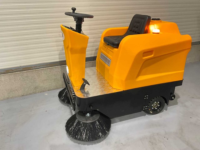 Jcb - 2025 - b4 - zelfrijdende opzitveegmachine - afbeelding 2 van  30